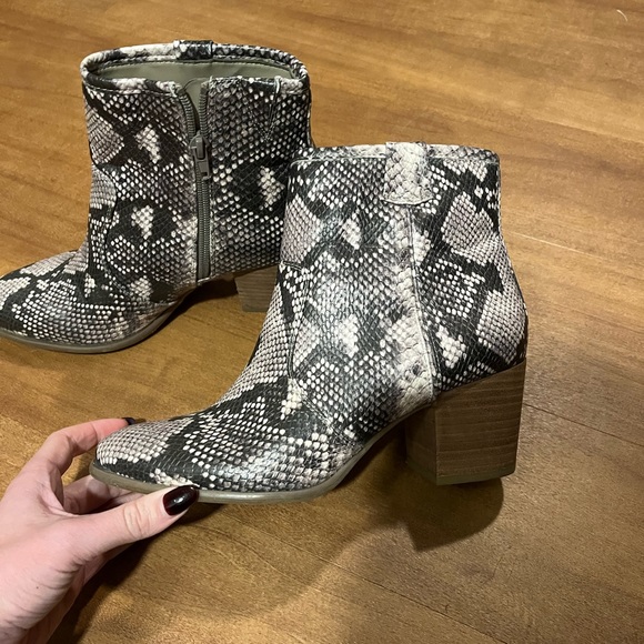 Carlos snakeskin booties, sz 8.5 - Picture 7 of 9